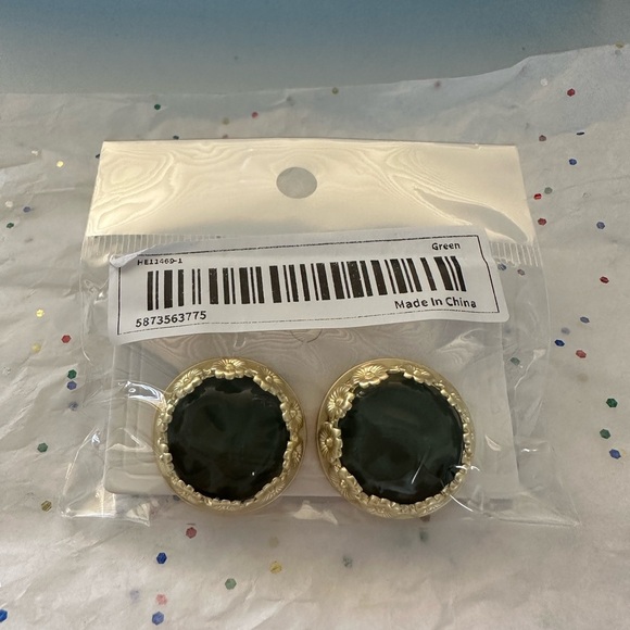 Green Vintage Look Goldtone Pierce Earrings BNWT - Picture 6 of 7